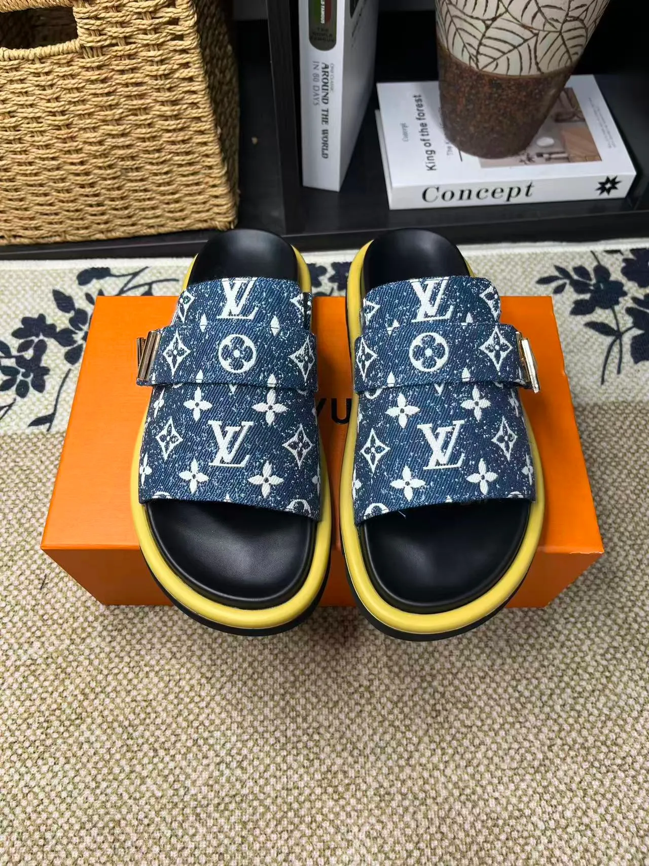 P340 [New Style] [LOUIS VUITTON] Louis Vuitton, LV printing, men's and women's slippers are now on the market, packed in drawer boxes with cloth bags and cards, the upper pattern looks very soft and waxy, and is a super versatile leg slimming tool. Fabric: imported denim/canvas/old fabric, LV hardware LOGO, official website pattern printing, comfortable to wear, feet: high-elastic PU water table. Sole: foam sole, heel height: about 5cm. Code number: 35-46, 35, 45, 46 are custom-made and non-returnable. Color: multiple colors and styles available.